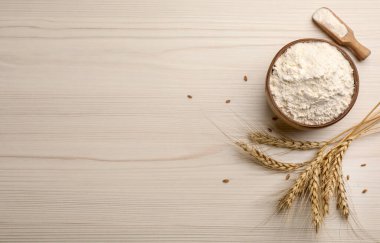 Buğday unuyla bembeyaz ahşap masada düz bir bileşim vardı. Metin için boşluk