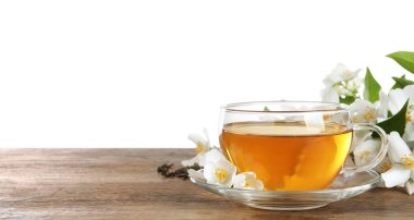 Cam bardak aromatik yasemin çayı ve beyaz arka plana karşı ahşap masada taze çiçekler. Metin için boşluk