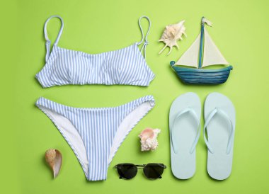 Yeşil zemin üzerinde plaj nesneleri ile düz bileşim yatıyordu