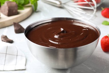 Gri mermer masada lezzetli çikolata kreması