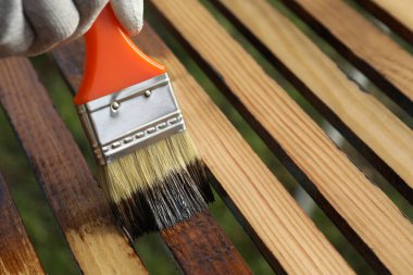 İşçi tahtaya ahşap leke uyguluyor, yakın plan.