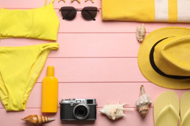 Pembe ahşap arka planda farklı plaj nesnelerinin çerçevesi düz. Metin için boşluk