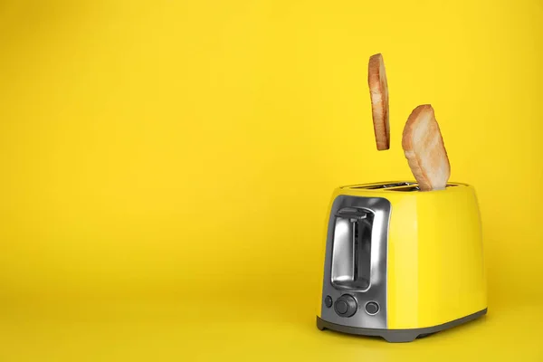 Rebanadas Pan Saliendo Tostadora Eléctrica Sobre Fondo Amarillo Espacio Para — Foto de Stock