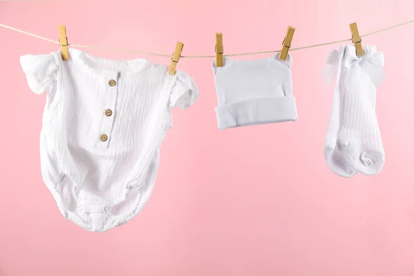 Baby Kleding Accessoires Opknoping Waslijn Tegen Roze Achtergrond — Stockfoto