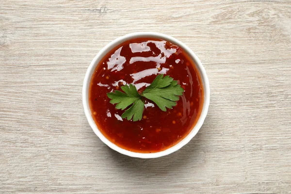 Sauce Chili Épicée Persil Dans Bol Sur Une Table Bois — Photo