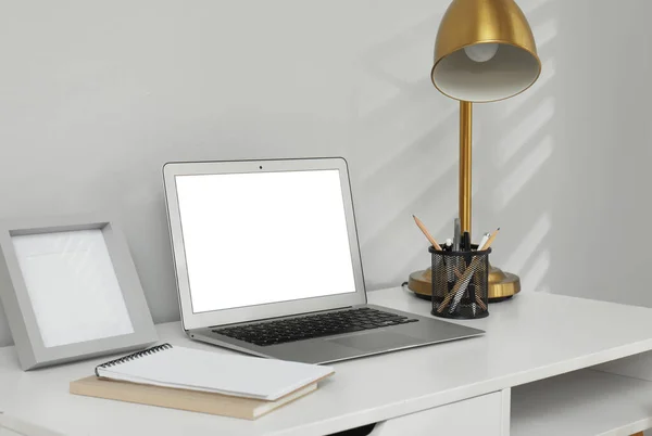 Bekväm Arbetsplats Med Modern Laptop Nära Ljusgrå Vägg Inomhus Utformningsutrymme — Stockfoto
