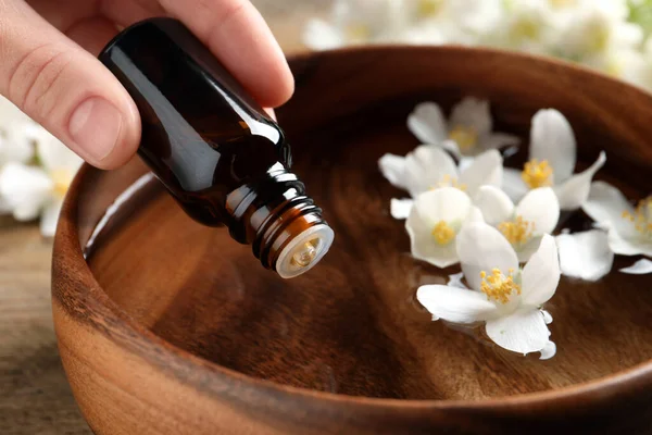 Vrouw Druipend Van Jasmijn Essentiële Olie Houten Kom Tafel Close — Stockfoto