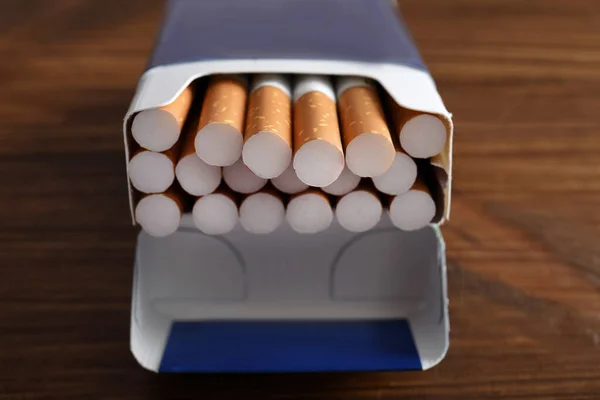 Paquete Cigarrillos Mesa Madera Primer Plano — Foto de Stock