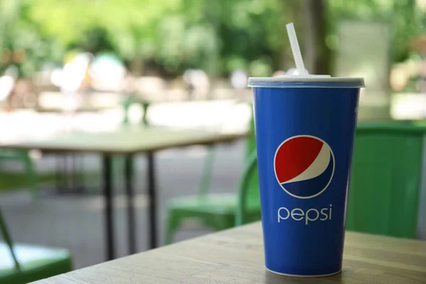 Mykolaiv Ukraine June 2021 Paper Pepsi Cup Wood Table Space — 스톡 사진