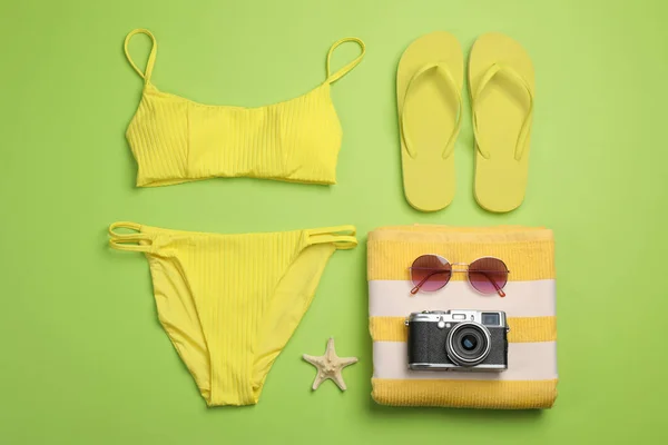 Flat Lay Composition Beach Objects Green Background — Stock Photo, Image