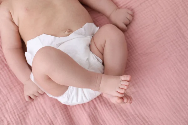 Pequeño Bebé Pañal Cama Primer Plano —  Fotos de Stock