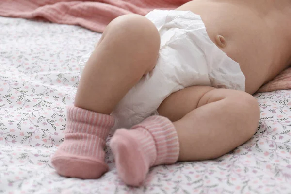 Pequeño Bebé Pañal Cama Primer Plano —  Fotos de Stock