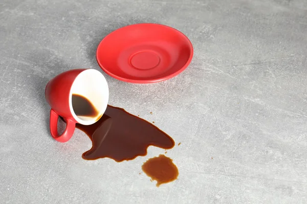 Tasse Mit Untertasse Und Kaffeebecher Auf Grauem Tisch Raum Für — Stockfoto