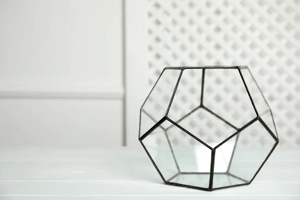 白いテーブルの上に空のガラスフラリウム花瓶室内 テキストのためのスペース — ストック写真