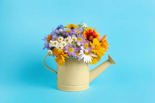 Bidón Amarillo Con Hermosas Flores Sobre Fondo Azul Claro — Foto de Stock