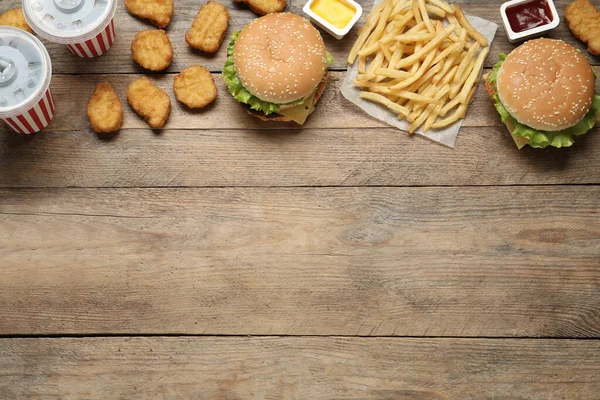 Composição Flat Lay Com Delicioso Menu Fast Food Mesa Madeira — Fotografia de Stock