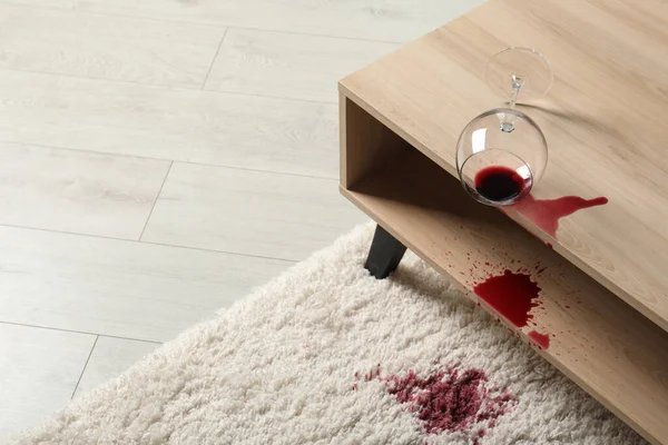 Verre Renversé Vin Rouge Renversé Sur Tapis Blanc Intérieur Espace — Photo