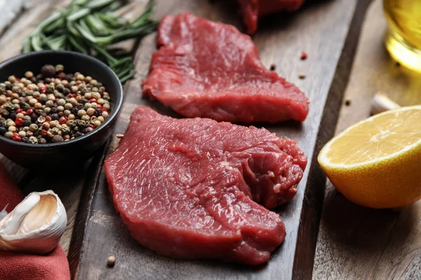 Čerstvé Steaky Syrového Masa Koření Dřevěném Stole Detailní Záběr — Stock fotografie