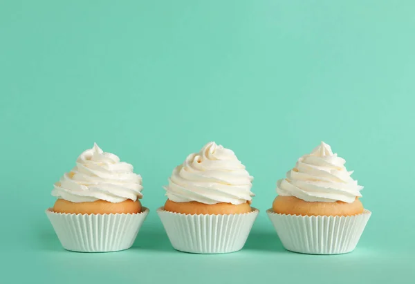 Délicieux Cupcakes Crème Blanche Sur Fond Turquoise Espace Pour Texte — Photo