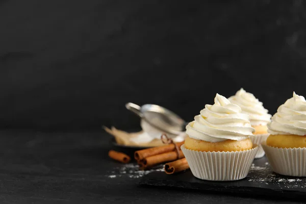 Heerlijke Cupcakes Met Room Kaneel Zwarte Tafel Ruimte Voor Tekst — Stockfoto