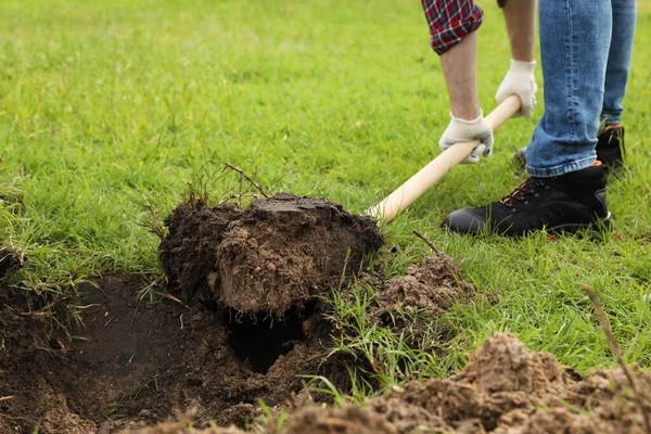 Arbeiter Graben Erde Mit Schaufel Freien Nahaufnahme — Stockfoto