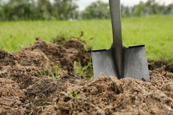 Pelle Dans Sol Extérieur Espace Pour Texte Outil Jardinage — Photo