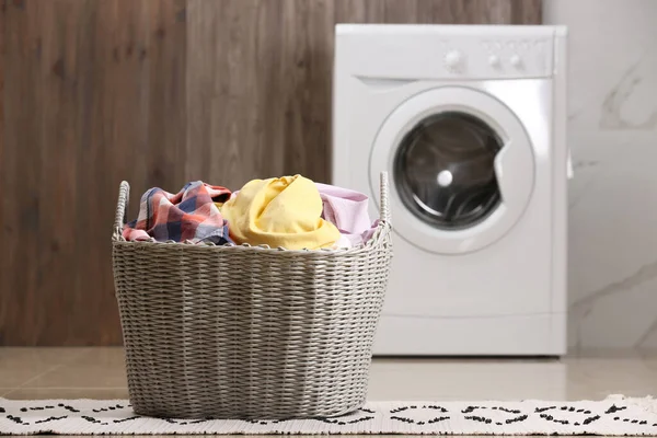 Wicker Basket Dirty Clothes Floor Laundry Room — Stock Photo, Image