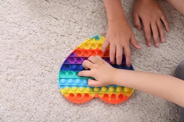 Μικρά Παιδιά Που Παίζουν Pop Fidget Παιχνίδι Στο Πάτωμα Top — Φωτογραφία Αρχείου