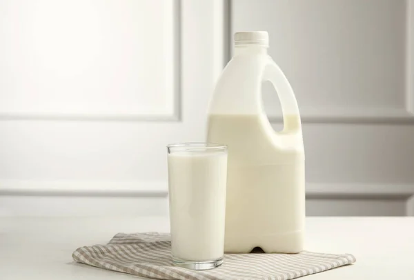 Gallon Fles Glas Melk Witte Houten Tafel — Stockfoto