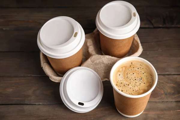 Kaffeetassen Zum Mitnehmen Aus Papier Mit Plastikdeckeln Und Papphalter Auf — Stockfoto