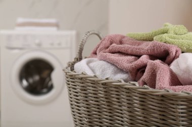 Kirli çamaşırlarla dolu bir sepet, yakın plan.