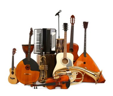 Beyaz arkaplanda farklı müzik aletleri ve mikrofon seti