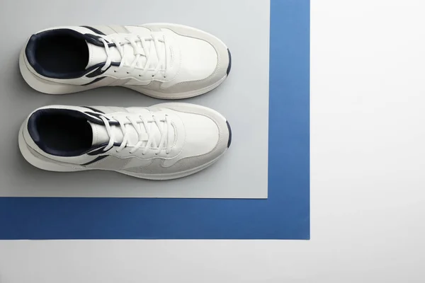 Paar Stijlvolle Sportschoenen Kleur Achtergrond Plat Lay Ruimte Voor Tekst — Stockfoto