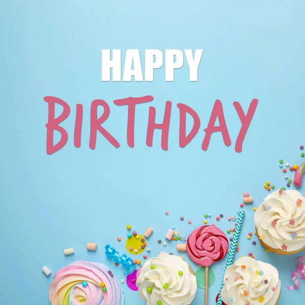 Gelukkige Verjaardag Platte Lay Compositie Met Cupcakes Lichtblauwe Achtergrond — Stockfoto