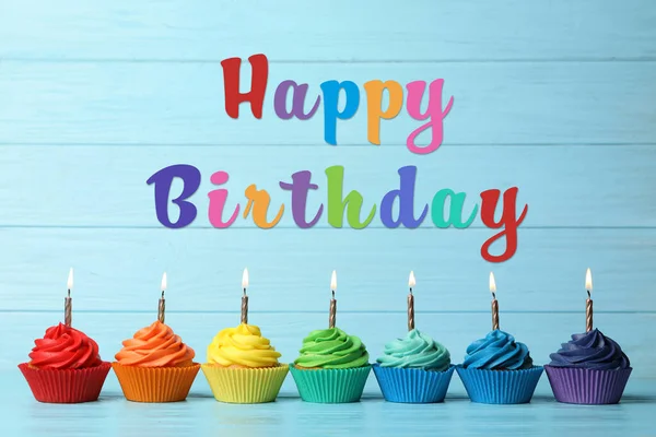 Gelukkige Verjaardag Heerlijke Cupcakes Met Brandende Kaarsen Blauwe Houten Tafel — Stockfoto