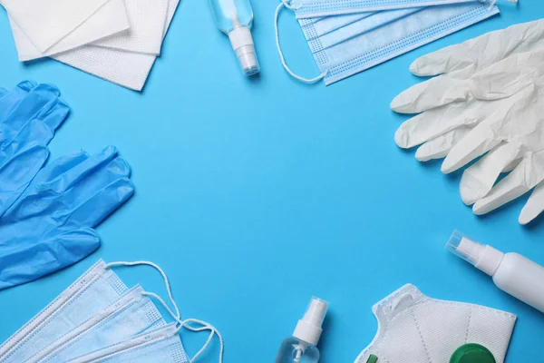 Desinfectantes Manos Guantes Médicos Máscaras Respirador Sobre Fondo Azul Claro — Foto de Stock