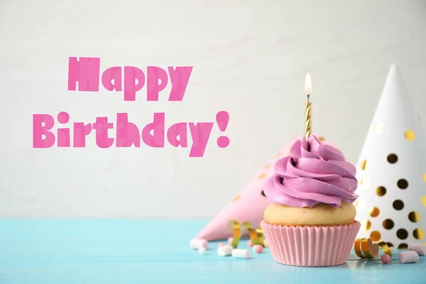Gelukkige Verjaardag Heerlijke Cupcake Met Brandende Kaars Lichtblauwe Houten Tafel — Stockfoto