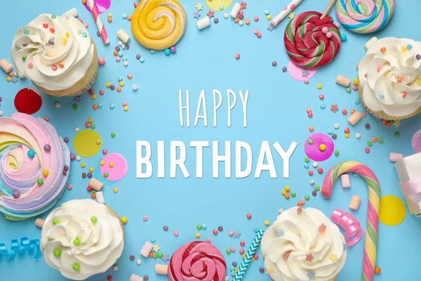 Gelukkige Verjaardag Platte Lay Compositie Met Cupcakes Lichtblauwe Achtergrond — Stockfoto