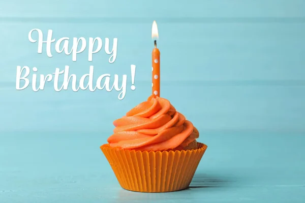 Gelukkige Verjaardag Heerlijke Cupcake Met Brandende Kaars Blauwe Houten Achtergrond — Stockfoto