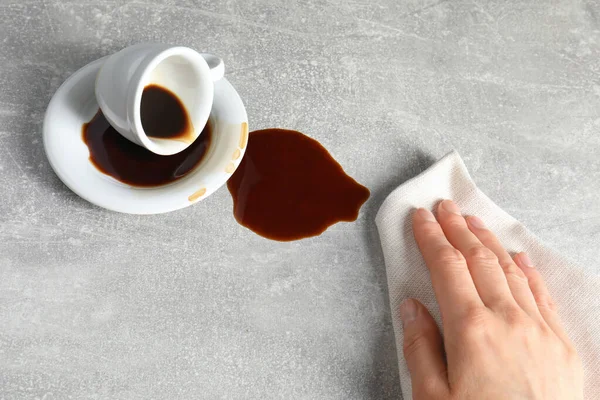 Frau Wischt Verschütteten Kaffee Auf Grauen Tisch Nahaufnahme — Stockfoto