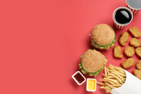 Płaska Kompozycja Świeckich Pysznym Menu Fast Food Czerwonym Tle Miejsce — Zdjęcie stockowe