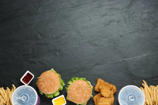 Płaska Kompozycja Leżała Pysznym Menu Fast Food Czarnym Stole Miejsce — Zdjęcie stockowe