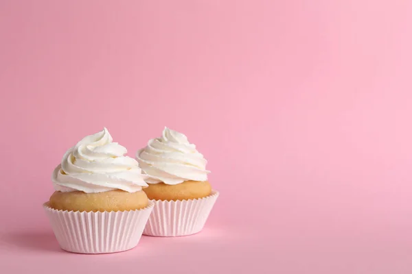 Délicieux Cupcakes Crème Blanche Sur Fond Rose Espace Pour Texte — Photo