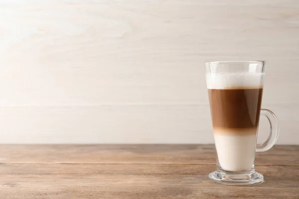 Café Caliente Con Leche Taza Vidrio Sobre Mesa Madera Espacio —  Fotos de Stock