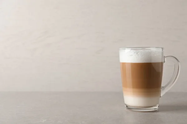 Sütlü Sıcak Kahve Cam Bardakta Işık Masasında Metin Için Boşluk — Stok fotoğraf