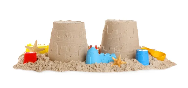 Plastik Plaj Oyuncakları Beyaz Arka Plana Karşı Kum Yığını Üzerindeki — Stok fotoğraf
