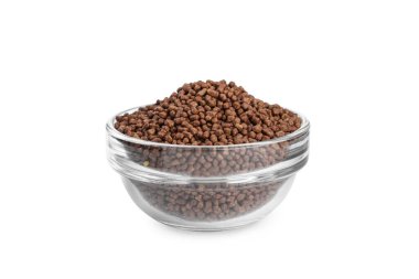 Beyaz zemin üzerinde cam kase içinde karabuğday çayı granülleri