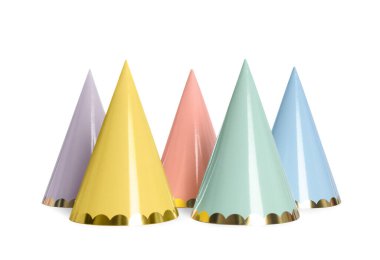 Beyaz arka planda parlak doğum günü partisi şapkaları