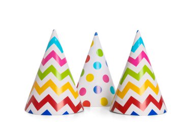 Beyaz arka planda parlak doğum günü partisi şapkaları