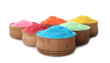 Beyaz arka plandaki kaselerde renkli pudra boyaları. Holi festivali